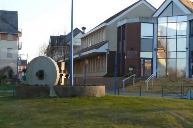 Le Mesnil-Esnard, pressoir placé rond-point Pérets Pasteur en 1998