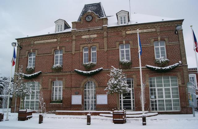 Mairie d'Offranville (76, Seine maritime) sous la neige.
