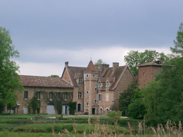 château de Saint-Paul-de-Varax dans la Dombes (département de l'Ain - France) : château du XIVe siècle remanié en résidence privée