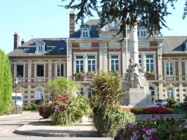 FRANCE, Montville : Mairie et monument aux morts