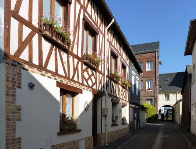 FRANCE, Montville: ruelle romantique, Haute Normandie