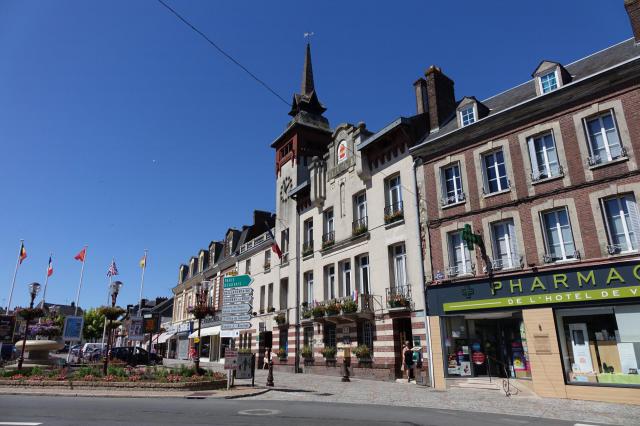 Hôtel de ville de Forges-les-Eaux, côté rue, Seine-Maritime, France