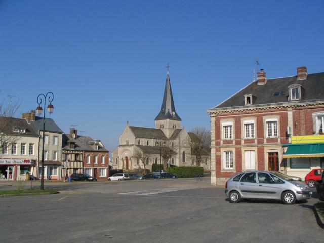 La place du village de Saint-Laurent-en-Caux, France.