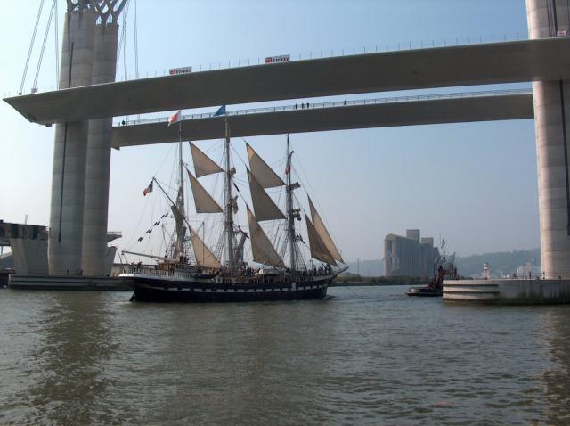 Le Belem sous le Pont Gustave Flaubert (pont levant) sur la Seine à Rouen (Seine-Maritime).
