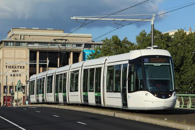 Rame Citadis n°844 du tramway (métro) de Rouen, sur le pont Jeanne d'Arc.