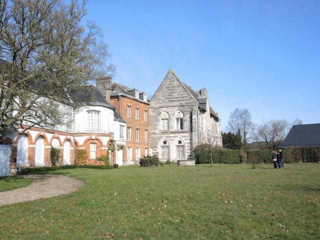 Boos, Haute-Normandie, manoir des abesses de Saint-Amand, façade est montrant la partie médiévale au nord (à droite) et la partie XVIIIe…