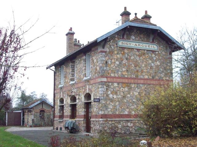 Ancienne gare de Sigy-Argueil, de la ligne Charleval-Serqueux.