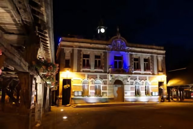 Place de la mairie à Buchy, la nuit...