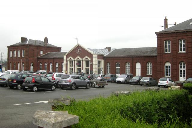 Le bâtiment voyageurs de la gare de Serqueux vu côté cour.