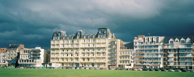 Ancien hôtel Royal sur le boulevard de Verdun en 2004.