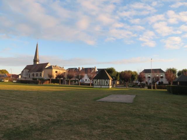 Vue générale avec l'église Saint-Saturnin à gauche et la mairie à droite.
