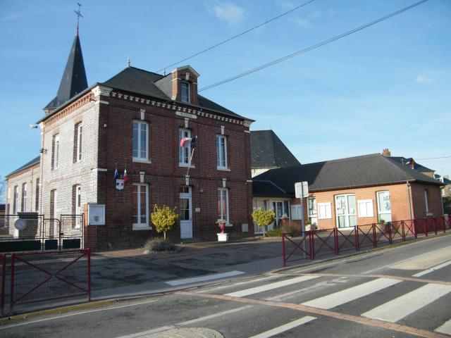 Mairie, près de l'église.