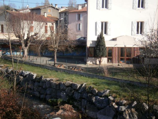 Vue sur la cour de récréation de l'école élémentaire de St Pierre de Rivière (09) bordée par l'Arget