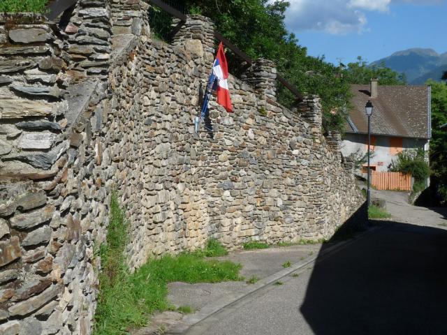 Mur de la mairie de Vaychis, Ariège, France