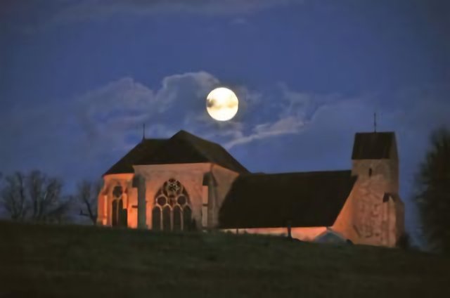 Lever de lune sur l'église de Doue