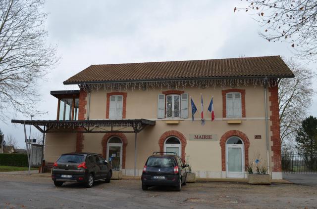 Mairie de Marlieux installée dans ce qui était la gare.