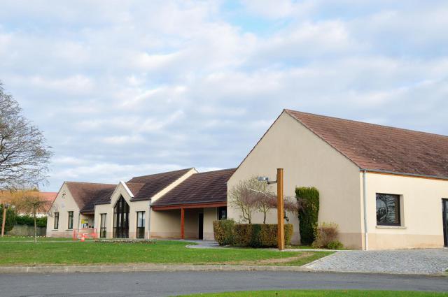 Mairie de Chauffry depuis 1993 et salle des fêtes. (département de la Seine-et-Marne, région Île-de-France).