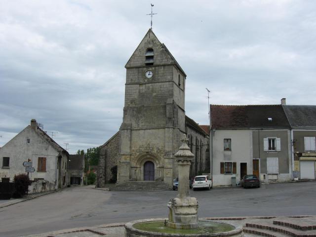 Église Saint-Julien-et-Saint-Jean-Baptiste et la fontaine de la Place de l'église. (Vendrest, département de la Seine-et-Marne, région…