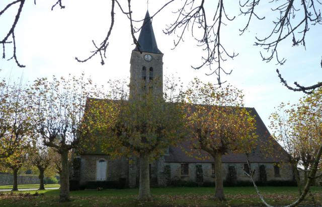 L'église de la commune de Aubepierre, canton de Mormant, commune qui compte beaucoup de hameaux dispersés à travers champs. PA00086799