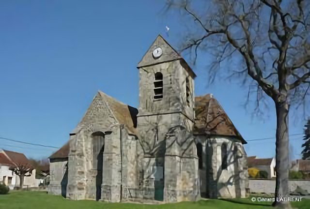 L'église à trois nefs et est aussi large que longue. Le clocher abrite une cloche de 1524.