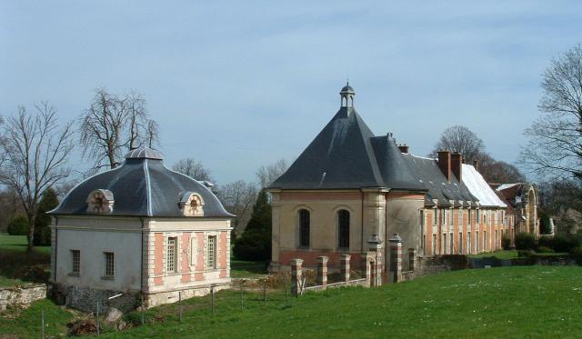 Château de Montceaux - Pavillon d'angle restauré et communs