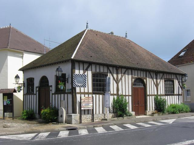 Ancienne halle de Beton-Bazoches. (Seine-et-Marne, région Île-de-France).