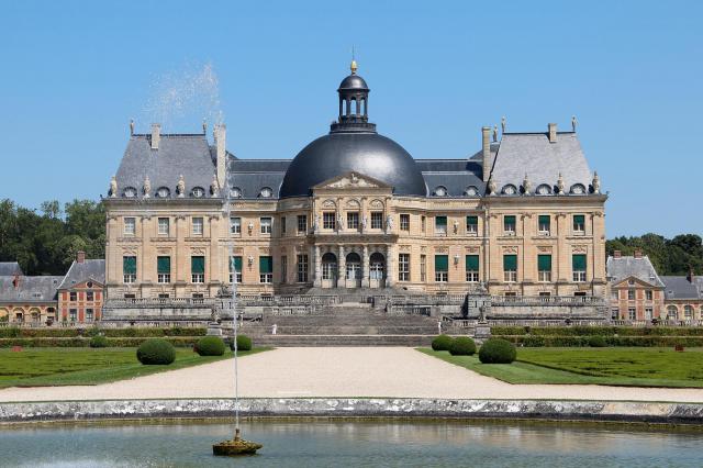 La façade sud du château de Vaux-le-Vicomte vue depuis le "Rond d'eau" - Maincy (Seine-et-Marne, France).