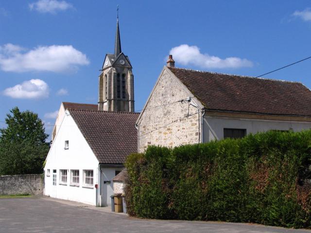 L'église de Vernou-sur-Seine, à Vernou-la-Celle-sur-Seine, Seine-et-Marne, France, vue d'une rue voisine.