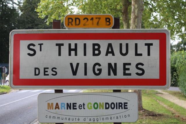 Panneau d'entrée dans Saint-Thibault-des-Vignes.