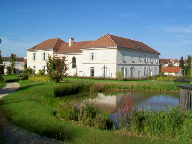 La nouvelle mairie et le parc paysager de la mairie, rue du Chapeau.