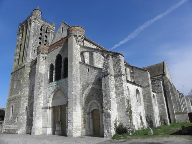 Façade ouest et flanc sud de la collégiale Saint-Martin de Champeaux (77).