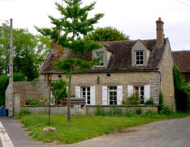 Jolies maisons lorréziennes entre bois et champs, au bord du Lunain