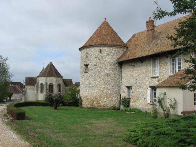 La ferme du château et l'église Saint-Nicolas de Valence-en-Brie. (Seine-et-Marne, région Île-de-France).
