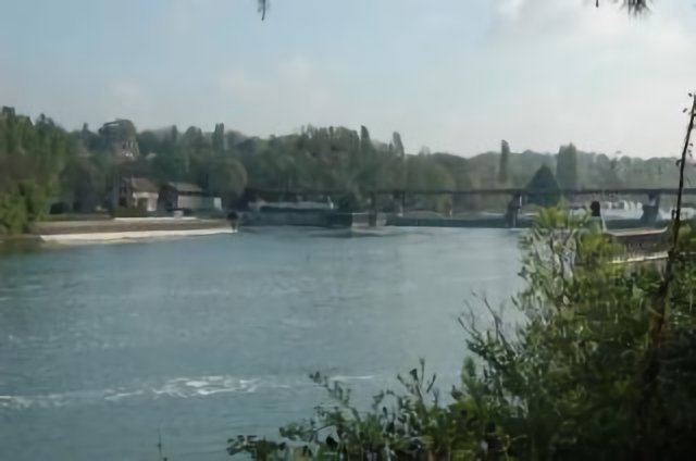 La Seine - Quai Olivier Métra, Bois-le-Roi (77) Seine et Marne - Île de France // 180.7 - 10 //