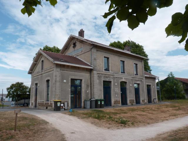 L'ancienne gare de Coubert - Soignolles sur l'ancienne ligne de Paris-Bastille à Marles-en-Brie.