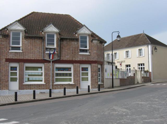 Mairie-école de Bazoches-lès-Bray. (Seine-et-Marne, région Île-de-France).