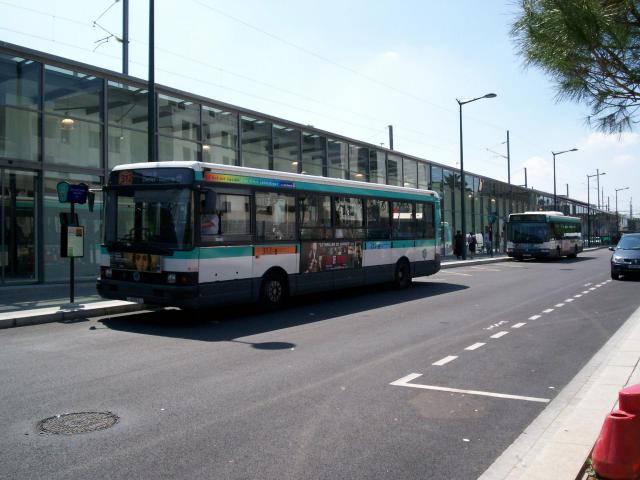 Bus 312 et 213 au terminus de la gare de Chelles sur la nouvelle allée des transports
