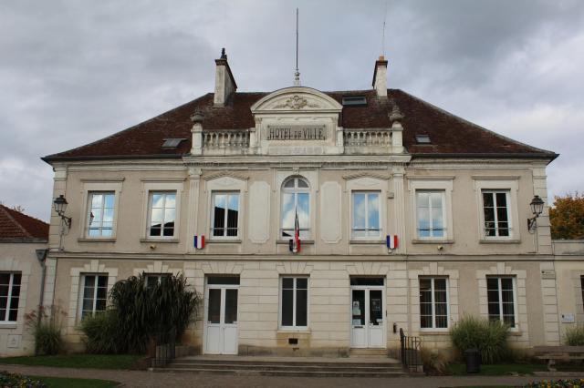 Hôtel de ville de Crécy-la-Chapelle.