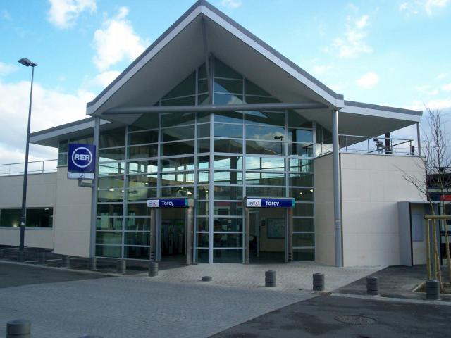 Vue d'une entrée de la gare de Torcy