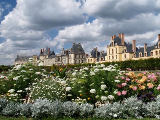 Fontainebleau - le Palais avec fleurs