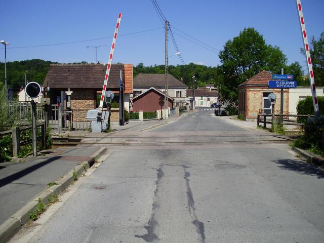 Gare de Sainte-Colombe - Septveilles, à Sainte-Colombe, Seine-et-Marne, France (passage à niveau)
