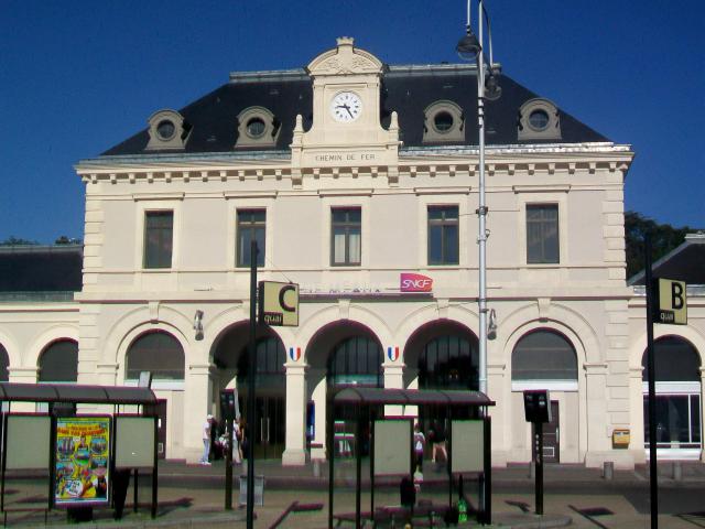 Le bâtiment-voyageurs, façade sur la cour ; au premier plan, une partie de la gare routière.