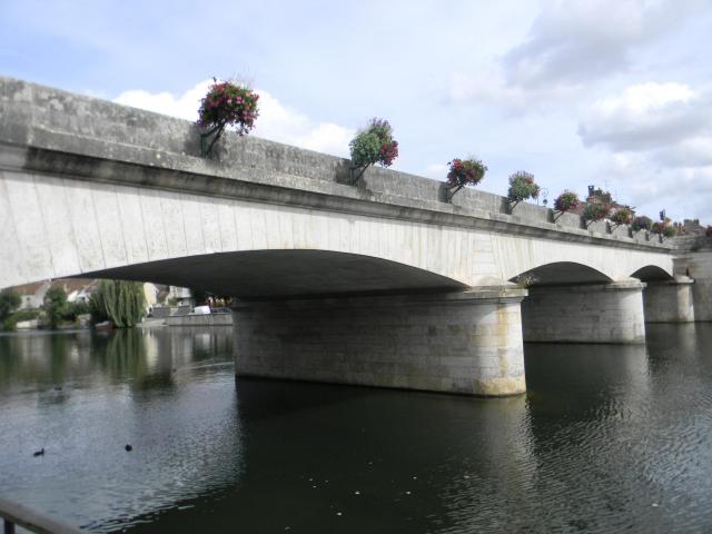 Le Grand-Pont, construit de 1795 à 1804 par les ingénieurs Jean-Baptiste Dherbelot et Louis-Claude Boistard sur les plans de Jean-Rodolphe…