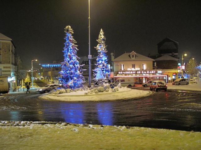 Place Charles-de-Gaulle (place de la gare) à Vaires-sur-Marne, Seine-et-Marne, en hiver.