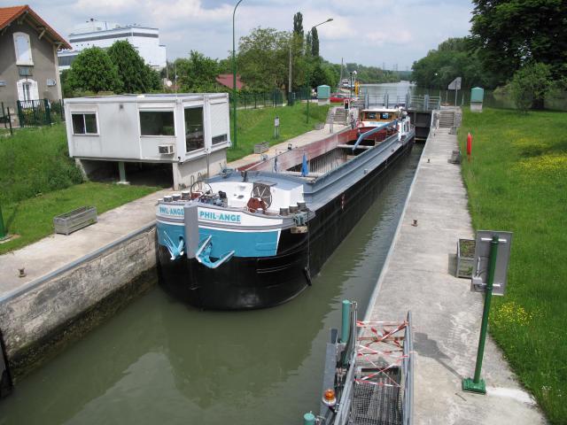 Écluse de Vaires-sur-Marne sur le canal de Chelles