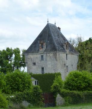 Tour dite Haute Maison. (Saint-Loup-de-Naud, département de la Seine et Marne, région Île-de-France).