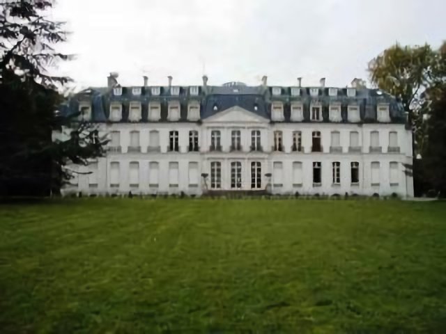 Façade du château de Voisenon (77)