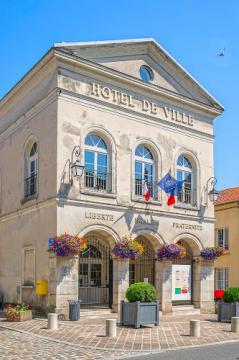 L'Hôtel de ville et la Halle Dammartin-en-Goële