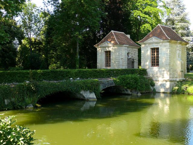Coulommiers - Parc des Capucins - Ancienne entrée du château, pavillons des gardes de François Mansart