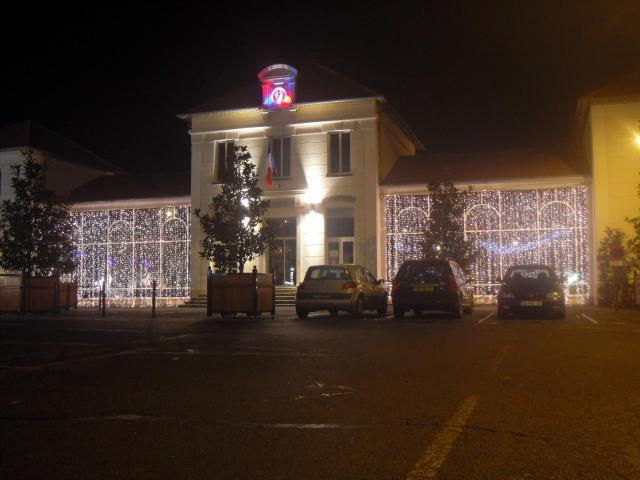 La mairie d'Ozoir-la-Ferrière vue la nuit.
